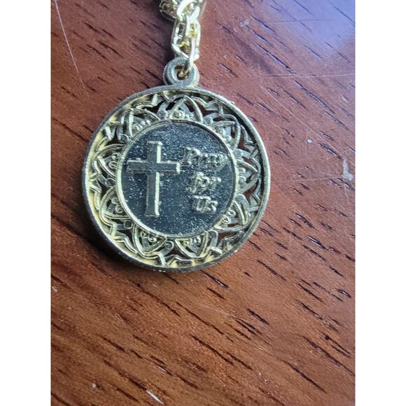 VINTAGE GOLD TONE ST ANTHONY PRAY FOR US ROUND PENDANT CHARM Necklace - Picture 4 of 6